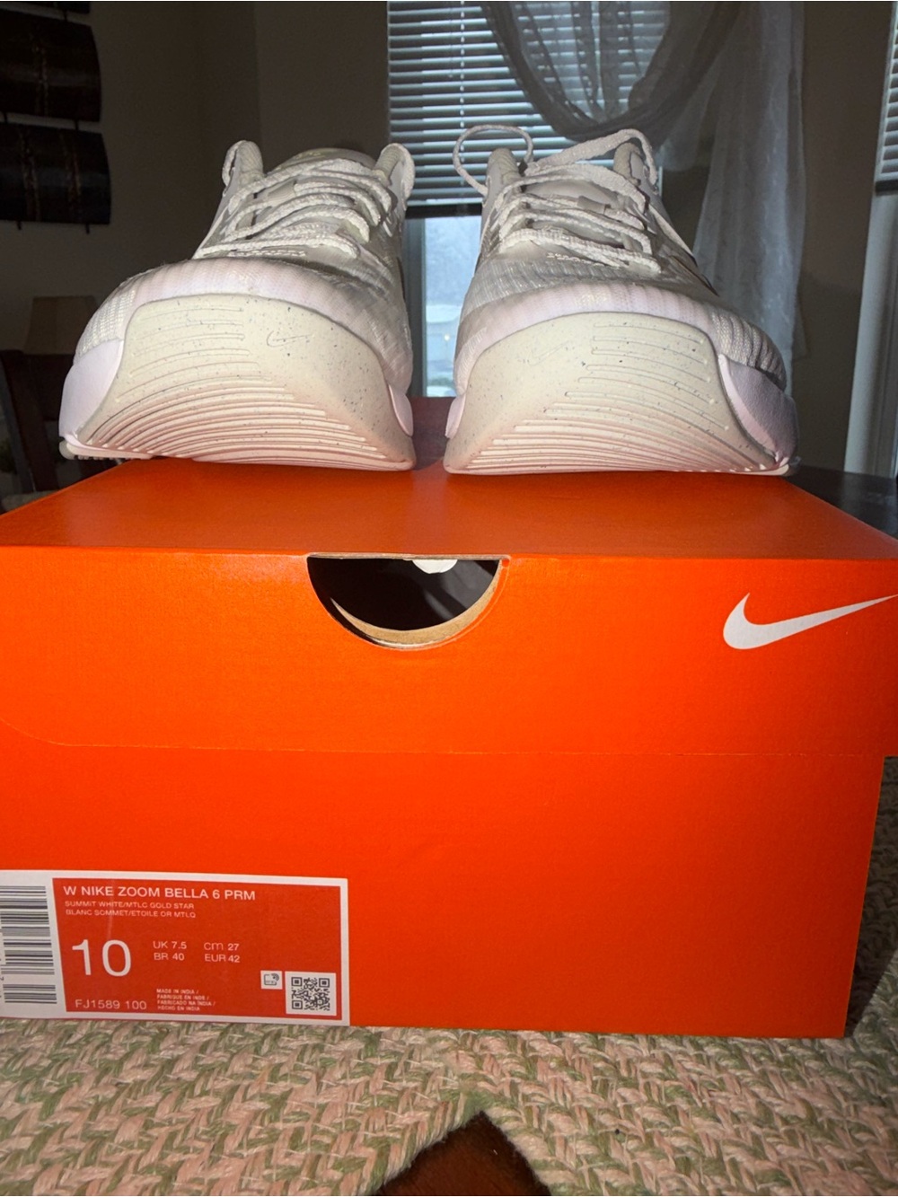 Nike women’s Zoom Bella 6 PRM White & Gold Low-Top Trainer size 10 new!! - Picture 10 of 11